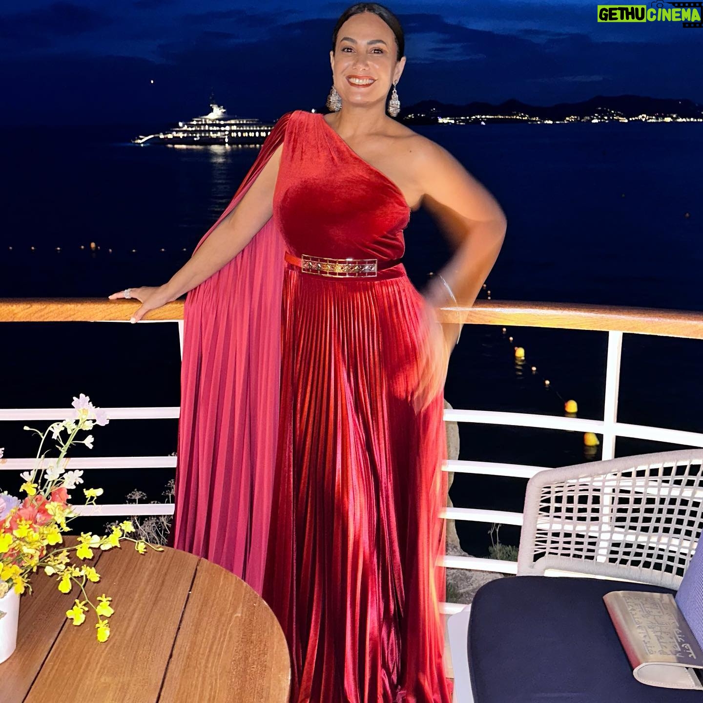 Hend Sabry Instagram - #ThrowbackThursday @hotelducapedenroc
@honaydaofficial
@junior_cedeno @diorbeauty @dessangeparis @romaindurandhair