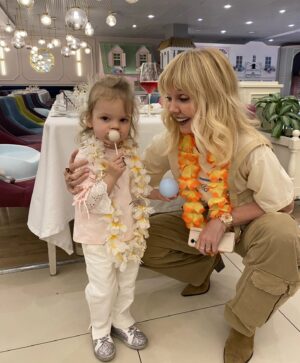 Valeriya Instagram - Потрясающий детский праздник устроила Регина Тодоренко @reginatodorenko в честь выхода своей замечательной книжки "Регина-путешественница спасает Австралию" в День защиты детей, с чем я всех от души поздравляю. Первые экземпляры попали к нам недели за три до официальной презентации, поэтому уже успели ее прочитать. Нашей Селинке всего 2 года и 5 месяцев, а прослушала её целиком и с интересом. Так что очень советую. Захватывающий сюжет, прекрасный слог и крутейшие иллюстрации, что для детской книги ОЧЕНЬ важно. А мы, как всегда, попадая в игровые комнаты, с удовольствием впадаем в детство. На свой телефон не сделала ни одного кадра — некогда было. 🤣 @lianashulginaa @prigozhin_iosif @arseniy_shulgin ♥️🎈🥳