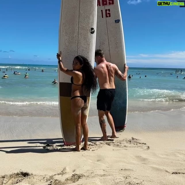 Jessie Reyez Instagram - 1. Handstand progress new song with @deyaz out nowww hose (I’ll scream 🫠)
2. Hawaii with some of the squadazz
3. Squats and ocean therapy
4. Simple fixes
5. I dont care I like them
6. Home abroad
7. Did u kno that a fathom is a metric underwater
8. Memz feat Junia
9. Ambiguous stitches
10. Life’s just a series of highs and lows
