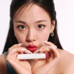 BIBI Instagram - 이번에 @wkorea 와 함께 찍은 디어달리아 화보 제 계정에도 공개합니다아! 데님 룩에 핑크 립 조합으로 쿨하게 찍어봤어요 💕
 
제가 바른 립은 코랄 핑크의 트루 컬러인데 잘 어울리나요? 화보에 사용한 컬러 말고도 분위기 있는 컬러들 많으니 디어달리아 공식몰이랑 올리브영에서 만나보기! 구름처럼 포숑포숑한 제형이라 바를 때 기분 좋아요 ☁️
 
#디어달리아 #DearDahlia #BIBI #디어달리아x비비 #드림벨벳립클라우드 #비비틴트 #비건틴트
 
@deardahlia_beauty @deardahlia_kr