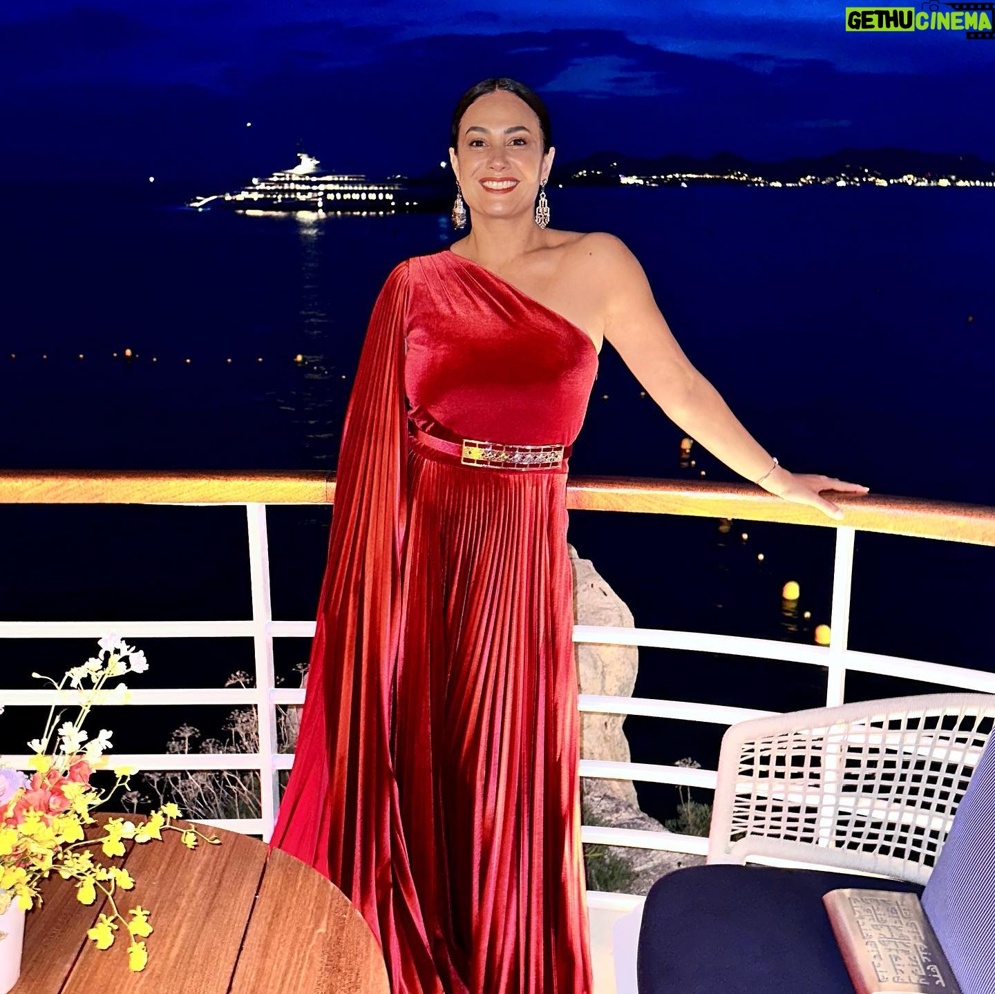 Hend Sabry Instagram - #ThrowbackThursday @hotelducapedenroc
@honaydaofficial
@junior_cedeno @diorbeauty @dessangeparis @romaindurandhair
