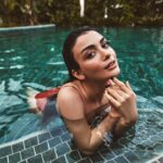 Özge Yağız Instagram - here we are🧡
#ŞamdanPlus #ÖzgeYağız

Röportaj @iremorhann 
Fotoğraf @beratcapin 
Video @evrensda 
Styling @eylmyldzz 
Saç @mutluahmet.sinan 
Makyaj @hidayetkorkmaz_ 
Mekan için Lara Barut Collection, Bayou Villas’a teşekkür ederiz. @bayouvillas