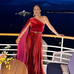 Hend Sabry Instagram - #ThrowbackThursday @hotelducapedenroc 
@honaydaofficial 
@junior_cedeno @diorbeauty @dessangeparis @romaindurandhair
