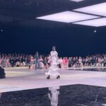 Nana Komatsu Instagram - 去年12月にDakarで行われた
Metiers d’art collection 2022/23が今回私達が
住むここ東京でcollectionが開催されました‼︎

メティエダールコレクションは
高い技術を持った職人さん達が手作業で作る素晴らしさにフォーカスした大切なcollectionです。
忍耐力、集中力、そのものへと費やす時間、思いや愛情や情熱、その職人さん達の人生が一つ一つ織りなされて出来てる。本当に尊敬します!知れば知るほど一生大切にそして沢山身につけたいと思いました🌹

そして東京でのshow
現地ダカールでのショーも観ているけれど、どちらも様々なクリエイションの出会いがあった。
音楽やダンスなどを通じて言葉ではない、見えない何かで繋がること分かり合える事って本当にあるし、それを体感できた素晴らしいショーでした‼︎
NixやIchikaさんのパートも痺れました…もっと見ていたい。

Thank you @chanelofficial
#chanelintokyo