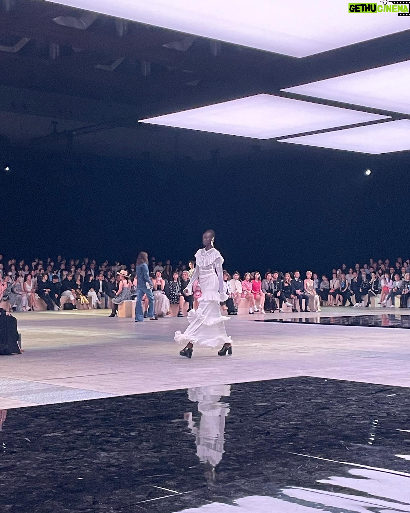 Nana Komatsu Instagram - 去年12月にDakarで行われた
Metiers d’art collection 2022/23が今回私達が
住むここ東京でcollectionが開催されました‼︎
メティエダールコレクションは
高い技術を持った職人さん達が手作業で作る素晴らしさにフォーカスした大切なcollectionです。
忍耐力、集中力、そのものへと費やす時間、思いや愛情や情熱、その職人さん達の人生が一つ一つ織りなされて出来てる。本当に尊敬します!知れば知るほど一生大切にそして沢山身につけたいと思いました🌹
そして東京でのshow
現地ダカールでのショーも観ているけれど、どちらも様々なクリエイションの出会いがあった。
音楽やダンスなどを通じて言葉ではない、見えない何かで繋がること分かり合える事って本当にあるし、それを体感できた素晴らしいショーでした‼︎
NixやIchikaさんのパートも痺れました…もっと見ていたい。
Thank you @chanelofficial
#chanelintokyo