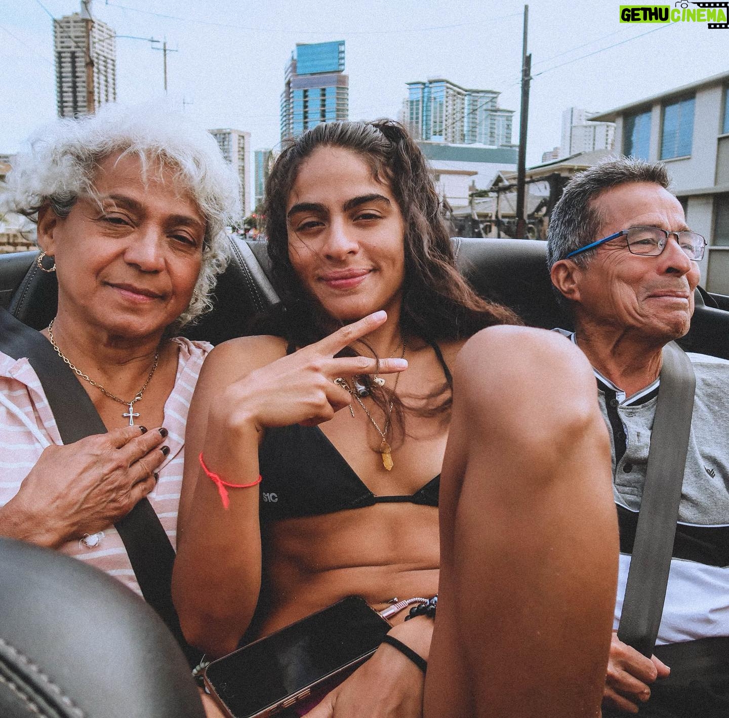 Jessie Reyez Instagram - 1. Handstand progress new song with @deyaz out nowww hose (I’ll scream 🫠)
2. Hawaii with some of the squadazz
3. Squats and ocean therapy
4. Simple fixes
5. I dont care I like them
6. Home abroad
7. Did u kno that a fathom is a metric underwater
8. Memz feat Junia
9. Ambiguous stitches
10. Life’s just a series of highs and lows