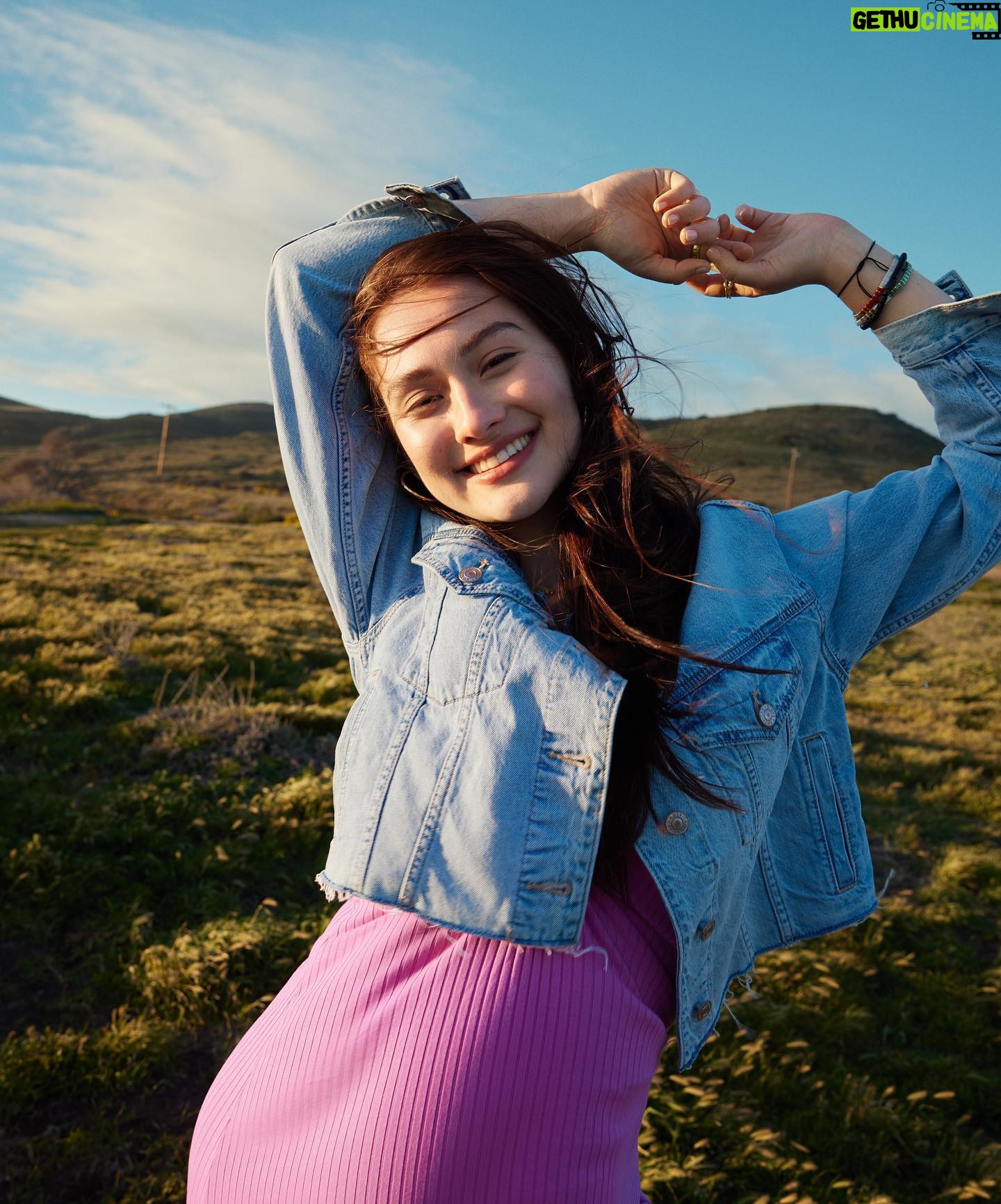Lola Tung Instagram - dancing in a field with @americaneagle !
#aepartner #aejeans
hair: @danawillcutyou
makeup: @misha212