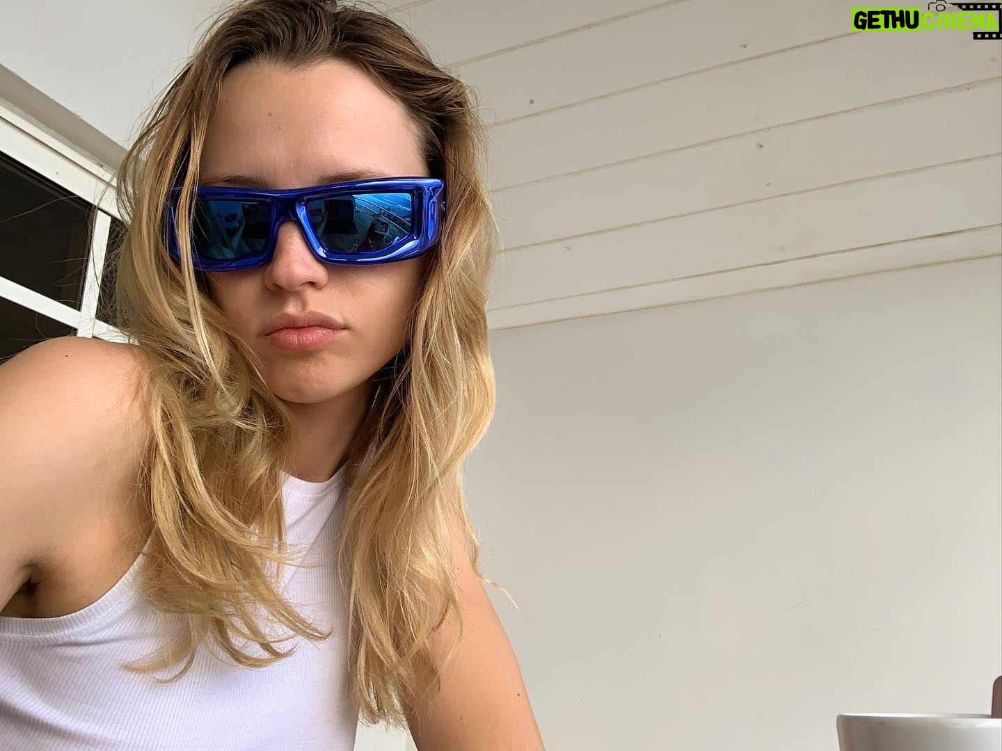Angèle Instagram - My dog wears it better je sais