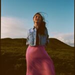 Lola Tung Instagram - dancing in a field with @americaneagle !
#aepartner #aejeans
hair: @danawillcutyou 
makeup: @misha212