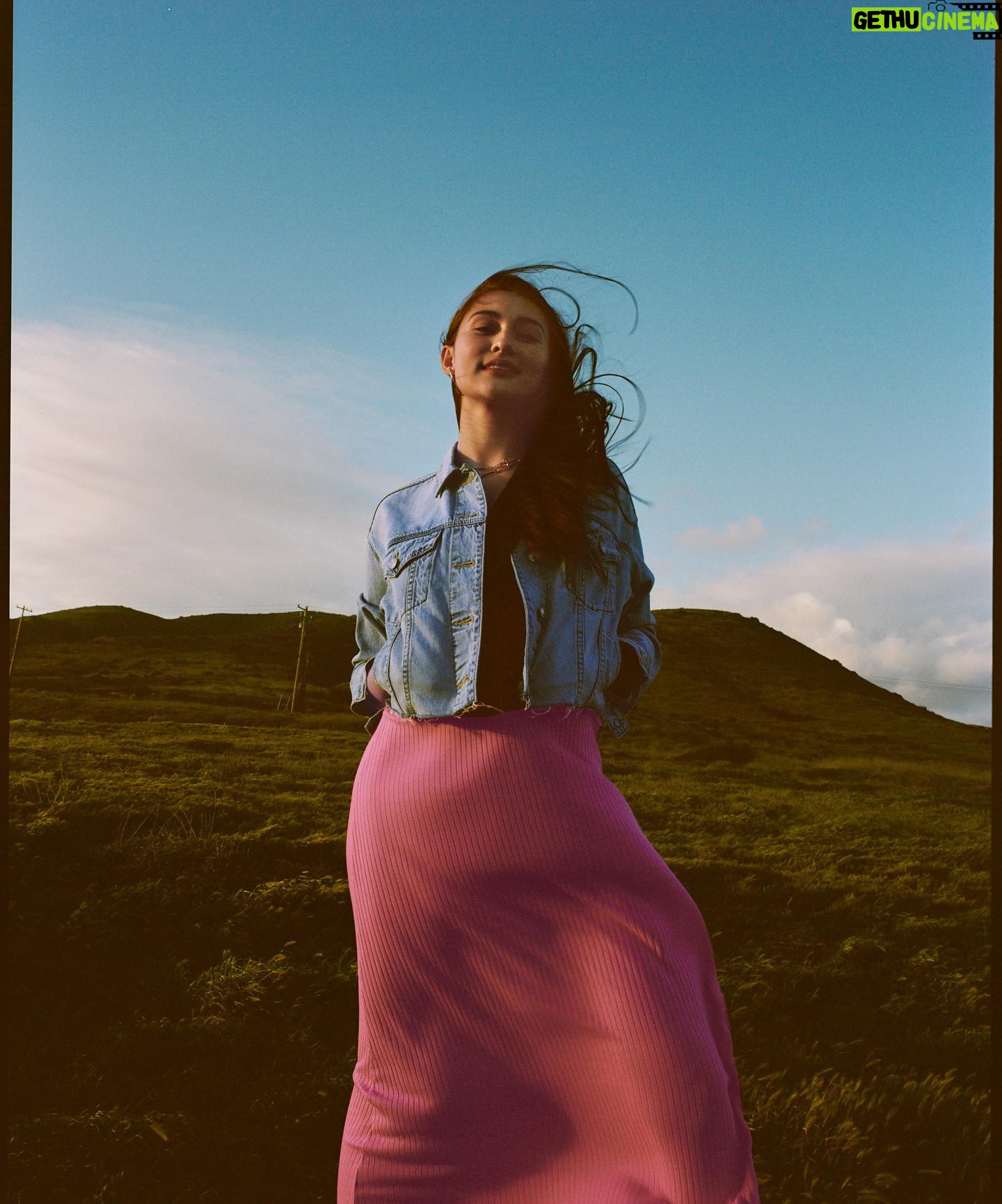 Lola Tung Instagram - dancing in a field with @americaneagle !
#aepartner #aejeans
hair: @danawillcutyou
makeup: @misha212