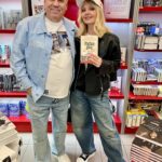 Valeriya Instagram - На презентации книги "Призраки дома на Горького" любимой фотографини-писательницы, на которой природа ну совсем не отдохнула, Кати Рождественской, как всегда, все было содержательно, душевно,талантливо и даже вкусно (да, нас не только духовной пищей кормили). Любителям хорошей современной литературы очень рекомендую. Слог у Кати фантастический—лёгкий, живой, её герои становятся всем читателям такими близкими, осязаемыми и просто родными. Во всех книгах Рождественской сквозит удивительная любовь к истории свой семьи, она с потрясающим юмором рассказывают  о прекрасном ушедшем времени, близких, друзьях, обо всем, что так ей  дорого. Это бесконечно искренняя литература, потому у Кати Рождественской, как автора, так много поклонников, а эта новая книга уже стала хитом продаж месяца. Кстати, любители чтения, отправляйтесь на книжную ярмарку на Красную площадь."Призраки дома на Горького" тоже там сможете найти. @katyarozhdest