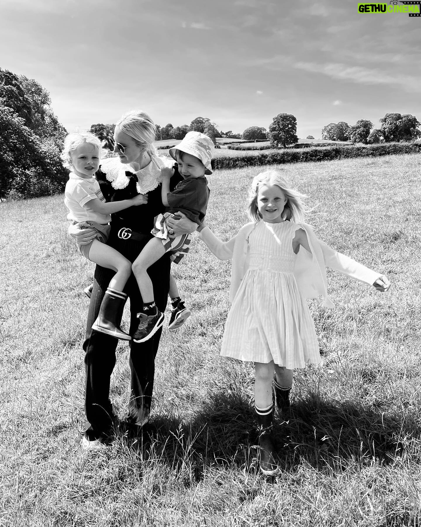 Poppy Delevingne Instagram - ✨ hApPiNeSs ✨
Wales is ALWAYS a good idea…
Love yous, @mrsalice @tominmalton 💛