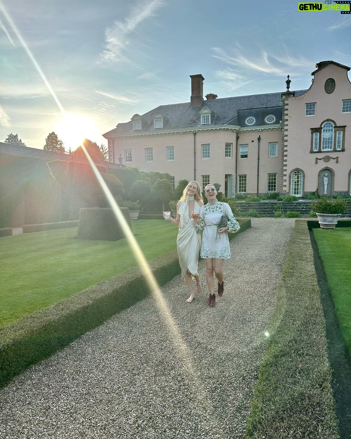 Poppy Delevingne Instagram - ✨ hApPiNeSs ✨
Wales is ALWAYS a good idea…
Love yous, @mrsalice @tominmalton 💛