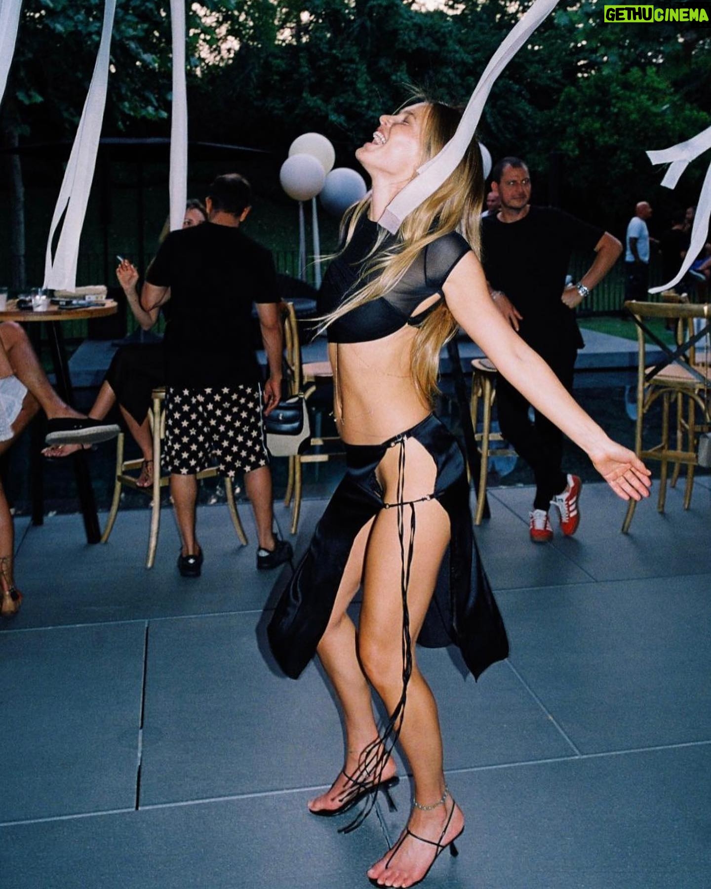 Bar Refaeli Instagram - איך בעלי אמר לי- את כל יום חוגגת כאילו יש לך יום הולדת.
אז בתאריך שבו נולדתי אני חוגגת את החיים.
מודה כל יום🙏🏼
🧄🧅🧿🪬
..תודות בת מצווה
הפקה של הלייף @gal_galo_
דיג׳יי הבית מאז ולנצח
@djitaygalo
ילדה שהיא אישה שהיא ברבי
@annazak12
הבלונים שמקפיצים כל אירוע
שירי ואלית- אתן מפתיעות אותי כל פעם מחדש.
@balonz.il
האוכל ש..אין מה לאמר. יעלי הגאונה ״דה לייליס״
@yaelimagenlelie
ולהוריי😘