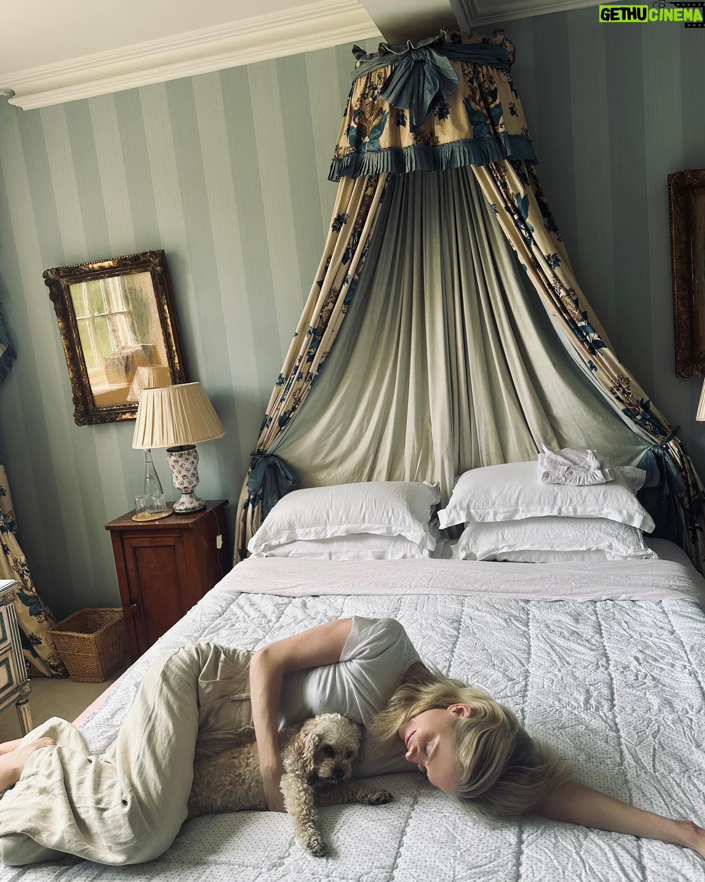 Poppy Delevingne Instagram - ✨ hApPiNeSs ✨
Wales is ALWAYS a good idea…
Love yous, @mrsalice @tominmalton 💛