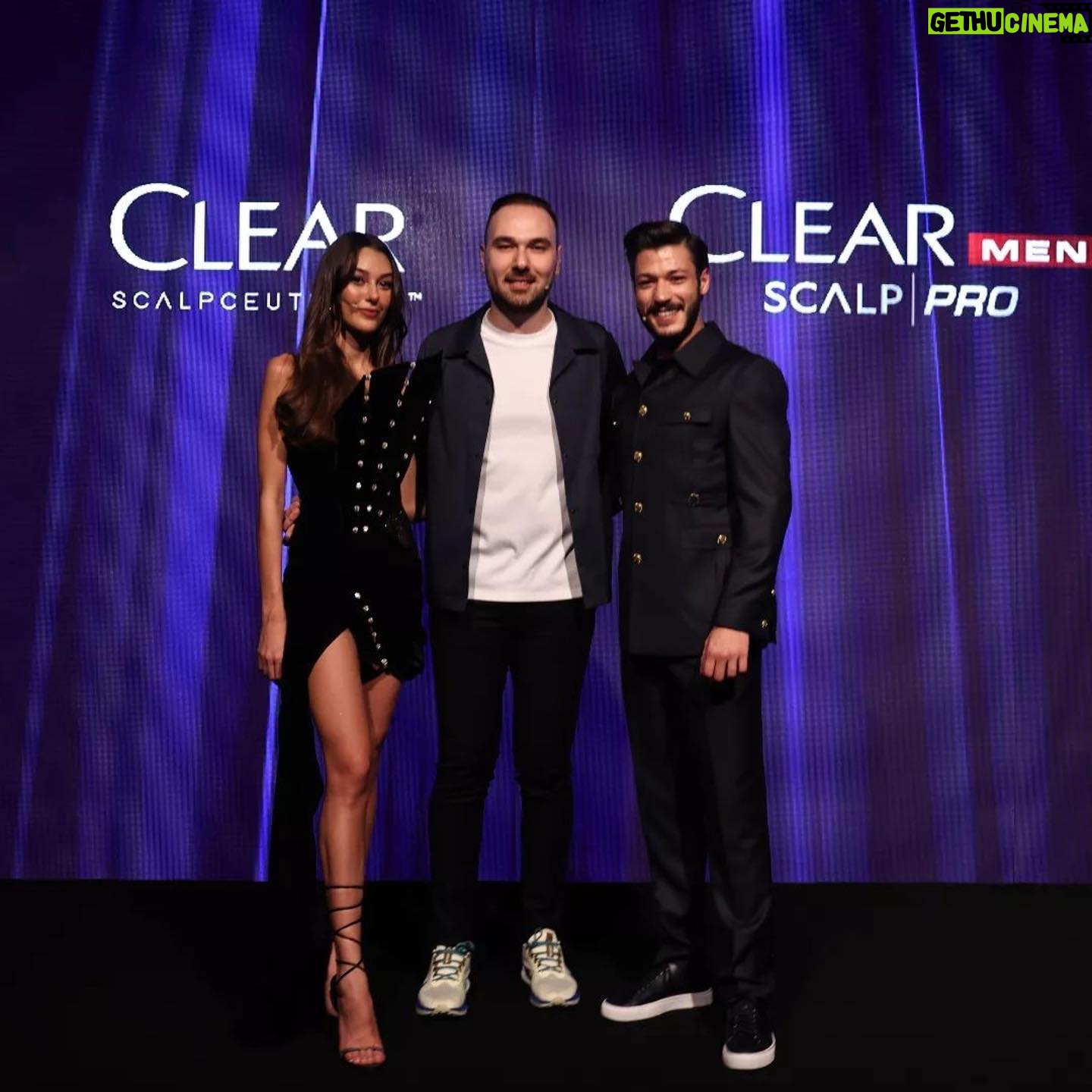 Dilan Çiçek Deniz Instagram - Yeni başlıyoruz !!! @clearturkiye 💜
Dün akşam emeği geçen tüm clear ekibine, çok kısa sürede beni geceye hazırlayan sevgili @pinaraytas ‘a, @gamzeteq ve @ibrahimzengin ‘e çok teşekkürler 🌹