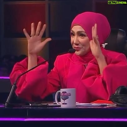 Erra Fazira Instagram - Haa korang dah tengok belum persembahan minggu ke-2 ? Semua nyanyian selebriti hebat-hebat kan? Siap ada drama atas pentas lagi tu. Selebriti pertama sudah tersingkir. Korang rasa mereka dah bersedia untuk nyanyian seterusnya ? Jom kita layan dulu recap minggu ke-2 ‘Mic On Selebriti’.
🎥 Mic On Selebriti
📅 Setiap Sabtu
🕚 9:00 malam
📺 Awesome TV : Saluran Astro (123) / MyTV (112)
Follow media sosial Awesome TV untuk update & content terkini tau:
IG: @awesometvmalaysia
FB: Awesome TV
Twitter: awesometv_my
TikTok: awesometv.my
#AwesomeTV
#MemangOhsem
#MicOnSelebriti