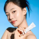 BIBI Instagram - 디어달리아 화보 3탄 공개! 이번 여름 엄청 덥다니까 다들 미리 미리 자외선 차단제 챙겨 바르기 어때요?

요거 톤업 기능이 있어서 그런지 저 좀 피부 좋아 보이지 않나요? 부드럽고 촉촉하게 발리는게 이름이 왜 선로션인지 알겠더라구요 ✨
 
#디어달리아 #DearDahlia #BIBI #디어달리아x비비 #퓨어모이스처선로션 #비건선크림
 
@deardahlia_beauty @deardahlia_kr