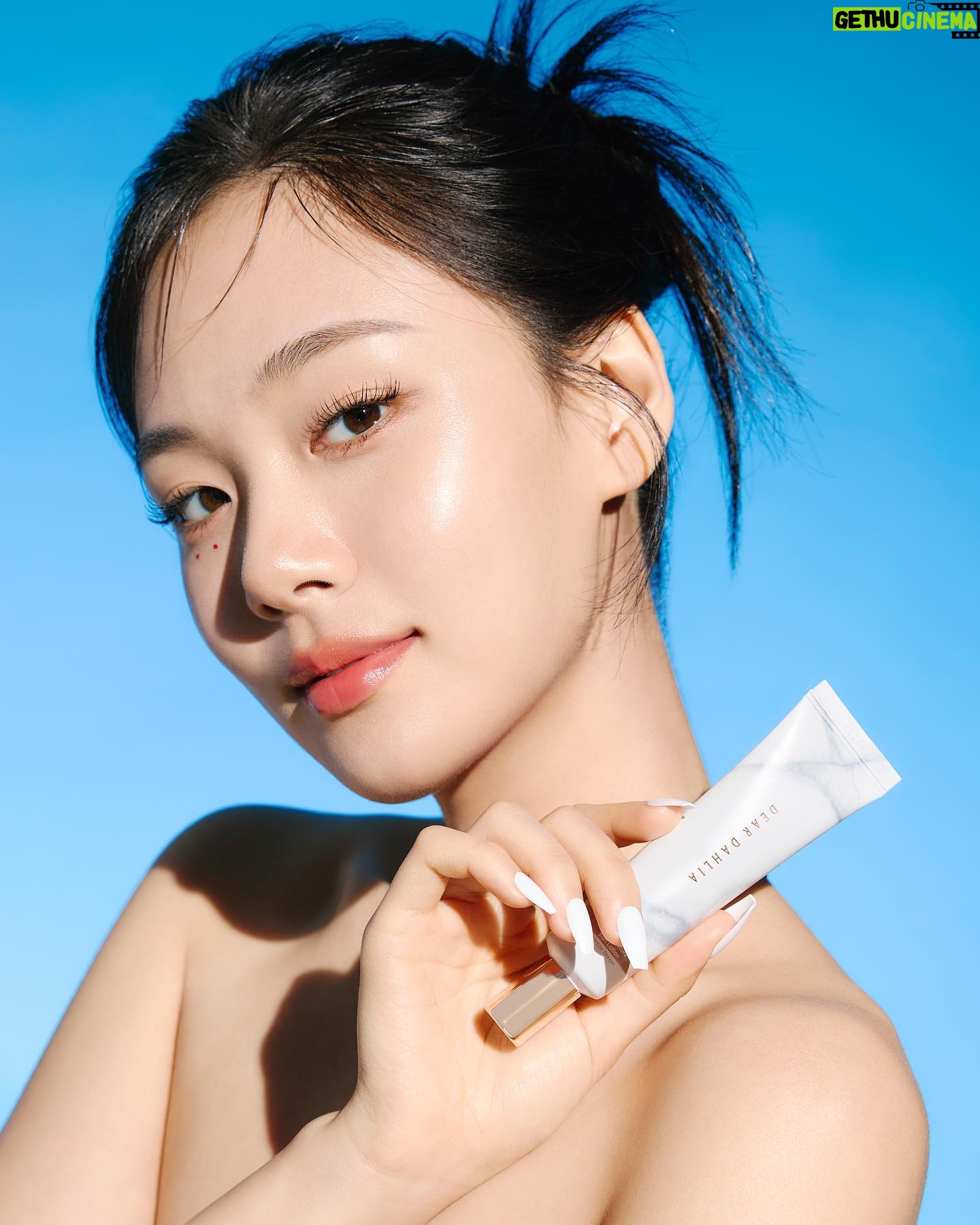 BIBI Instagram - 디어달리아 화보 3탄 공개! 이번 여름 엄청 덥다니까 다들 미리 미리 자외선 차단제 챙겨 바르기 어때요?
요거 톤업 기능이 있어서 그런지 저 좀 피부 좋아 보이지 않나요? 부드럽고 촉촉하게 발리는게 이름이 왜 선로션인지 알겠더라구요 ✨
#디어달리아 #DearDahlia #BIBI #디어달리아x비비 #퓨어모이스처선로션 #비건선크림
@deardahlia_beauty @deardahlia_kr
