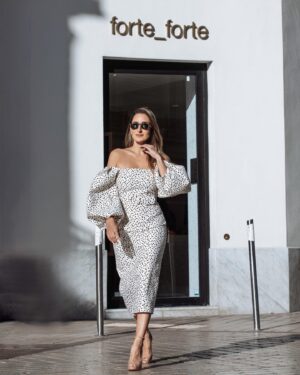 Amina Khalil Instagram - Somewhere amongst the corners of Cannes 🌻 

📸 @a_zaatar 
💄 @nohaezzeldinmua using @charlottetilbury @charlottetilburyarabia