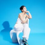 BIBI Instagram - 디어달리아 화보 3탄 공개! 이번 여름 엄청 덥다니까 다들 미리 미리 자외선 차단제 챙겨 바르기 어때요?

요거 톤업 기능이 있어서 그런지 저 좀 피부 좋아 보이지 않나요? 부드럽고 촉촉하게 발리는게 이름이 왜 선로션인지 알겠더라구요 ✨
 
#디어달리아 #DearDahlia #BIBI #디어달리아x비비 #퓨어모이스처선로션 #비건선크림
 
@deardahlia_beauty @deardahlia_kr