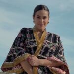 Hend Sabry Instagram - لأن القليل من الصيف هو ما يدور حوله العام بأكمله

Cause a little bit of summer is what the whole year is about

Shop now your Dusti Kimono🖤

ReelMaker: @sabrinafti @scorpiodigitalwork 
Photographer: @hamdi_van_buuren 
MUA & Hair: @wissem.yahyaoui.5 

#secondchance #summer23 #hendsabry