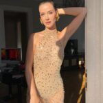 İrem Helvacıoğlu Instagram - Bu kadar ışıltılı hissetmemin yaratıcıları var ✨✨✨✨
 Styling: @aliarisso 
hair&Makeup: @alpkavasoglu