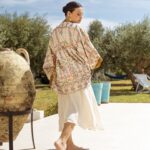 Hend Sabry Instagram - ‎ابتكر طريقة ارتداء الكيمونو الخاص بك مع مجموعة الكيمونو الصيفية الخاصة بنا.

Create your own unique kimono style with our summer kimono collection.

SHOP NOW!

Photographer: @hamdi_van_buuren 
ReelMaker: @sabrinafti @scorpiodigitalwork 
MUA & Hair: @wissem.yahyaoui.5 

#Secondchance #summer23 #kimonos