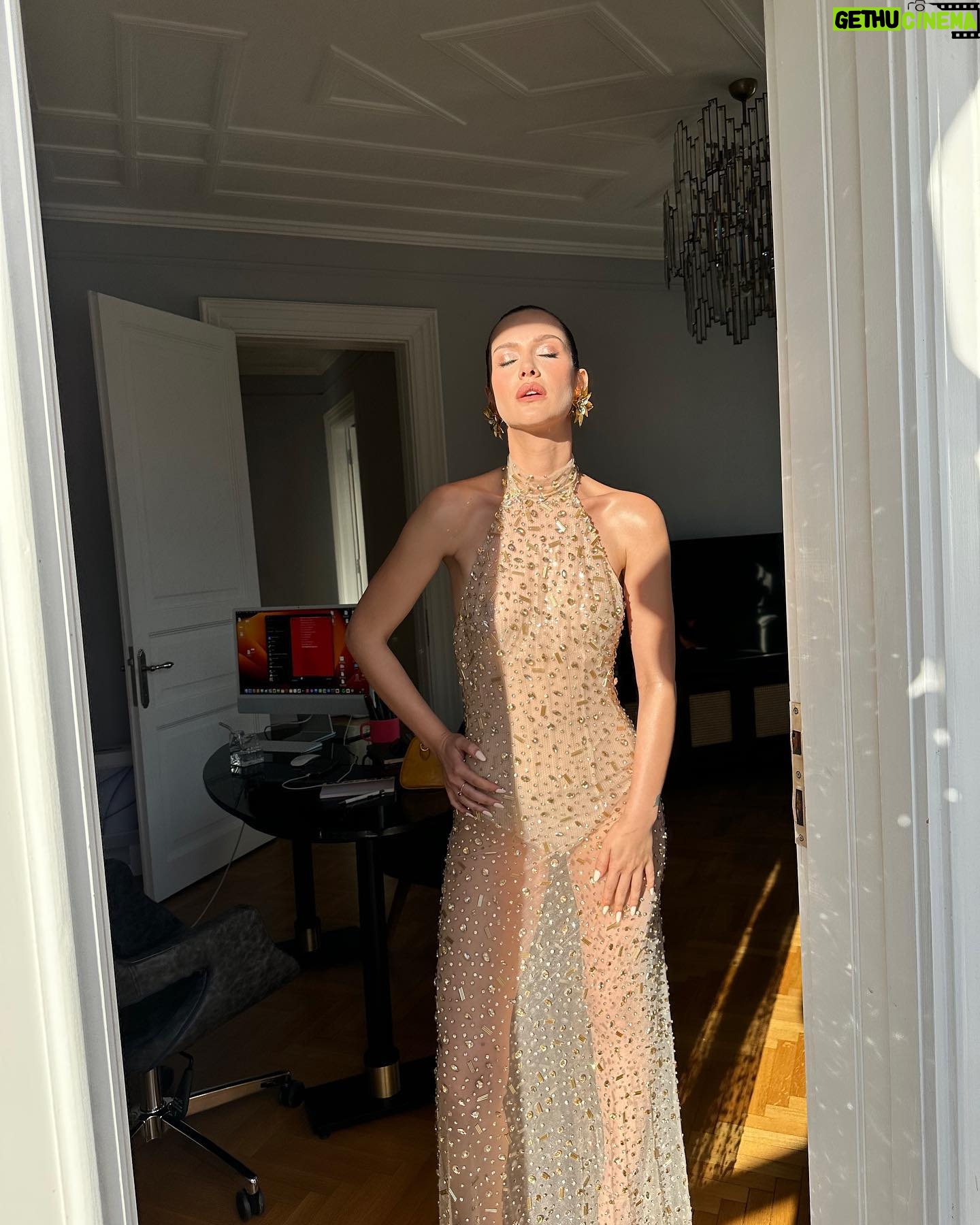 İrem Helvacıoğlu Instagram - Bu kadar ışıltılı hissetmemin yaratıcıları var ✨✨✨✨
Styling: @aliarisso
hair&Makeup: @alpkavasoglu