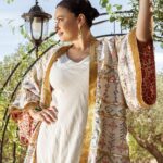 Hend Sabry Instagram - ‎ابتكر طريقة ارتداء الكيمونو الخاص بك مع مجموعة الكيمونو الصيفية الخاصة بنا.

Create your own unique kimono style with our summer kimono collection.

SHOP NOW!

Photographer: @hamdi_van_buuren 
ReelMaker: @sabrinafti @scorpiodigitalwork 
MUA & Hair: @wissem.yahyaoui.5 

#Secondchance #summer23 #kimonos