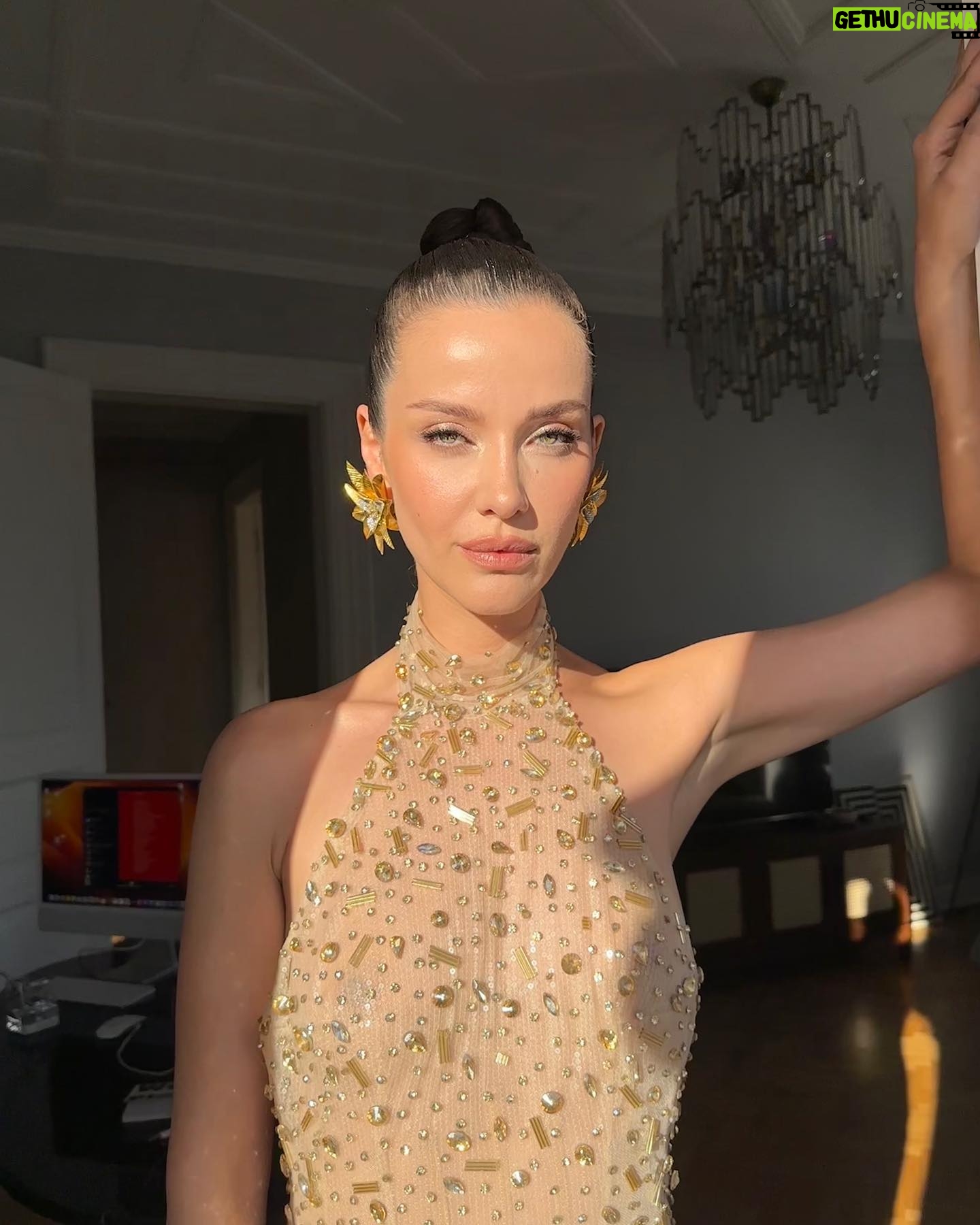 İrem Helvacıoğlu Instagram - Bu kadar ışıltılı hissetmemin yaratıcıları var ✨✨✨✨
Styling: @aliarisso
hair&Makeup: @alpkavasoglu
