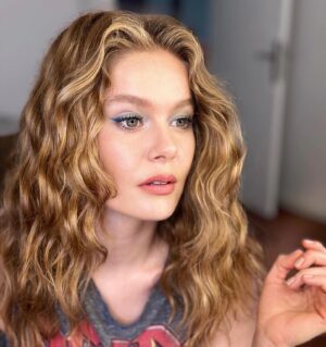 Burcu Biricik Instagram - Bu kadın hem makyaj işini hem doğru ışık doğru an işini iyi biliyor 😁 @hamiyetakpinar 
Saç @serkanyildirim 🤘✨