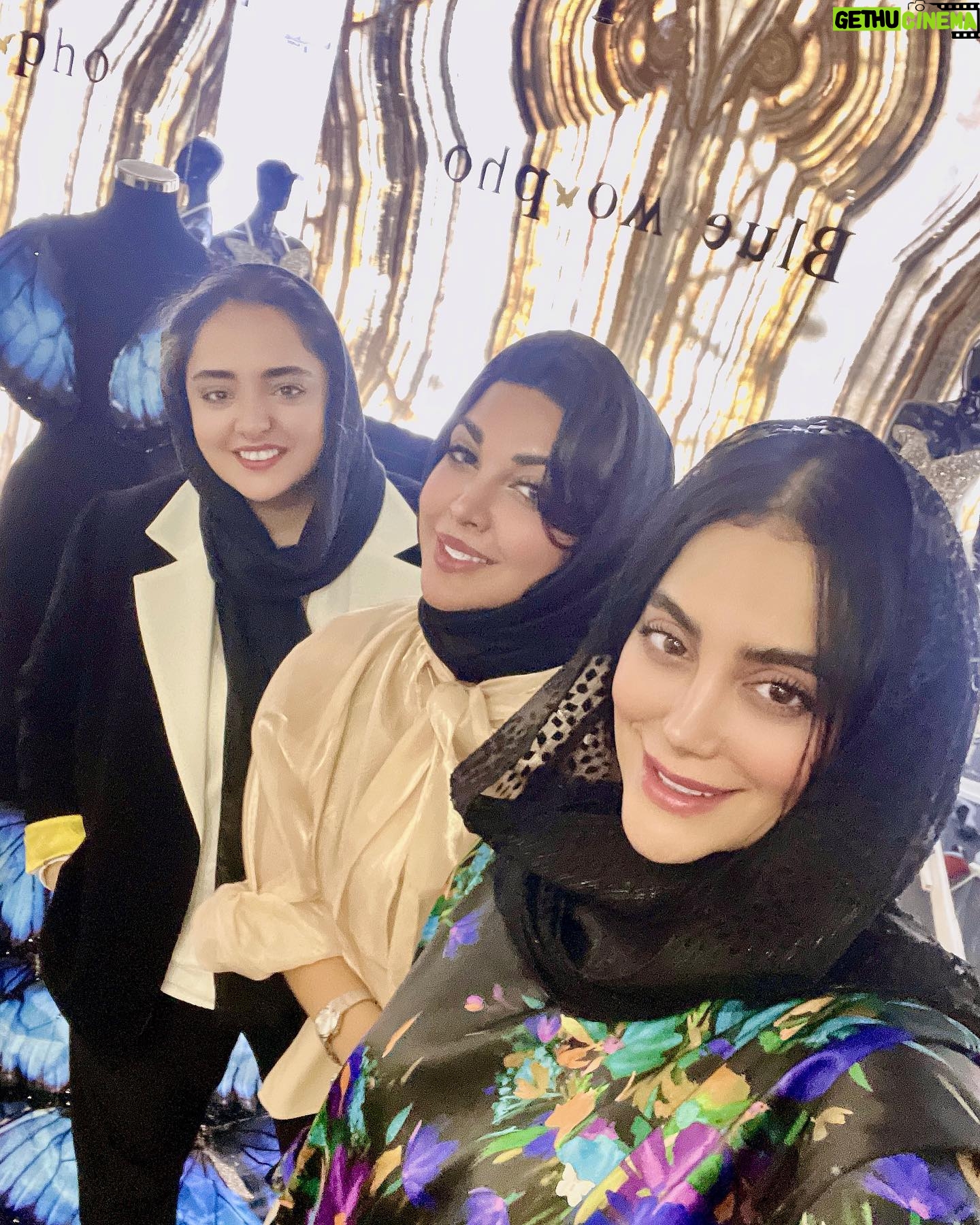 Narges Mohammadi Instagram - زیبایی در دستانِ زنانه و هنرآفرینِ تو خلق میشه، تویی که به تنهایی از جهان جایی زیباتر برای زندگی میسازی.
ممنون که با هنرِ خاص و متفاوتت به دنیای ما رنگ میدی.
@bluemorpho_couture