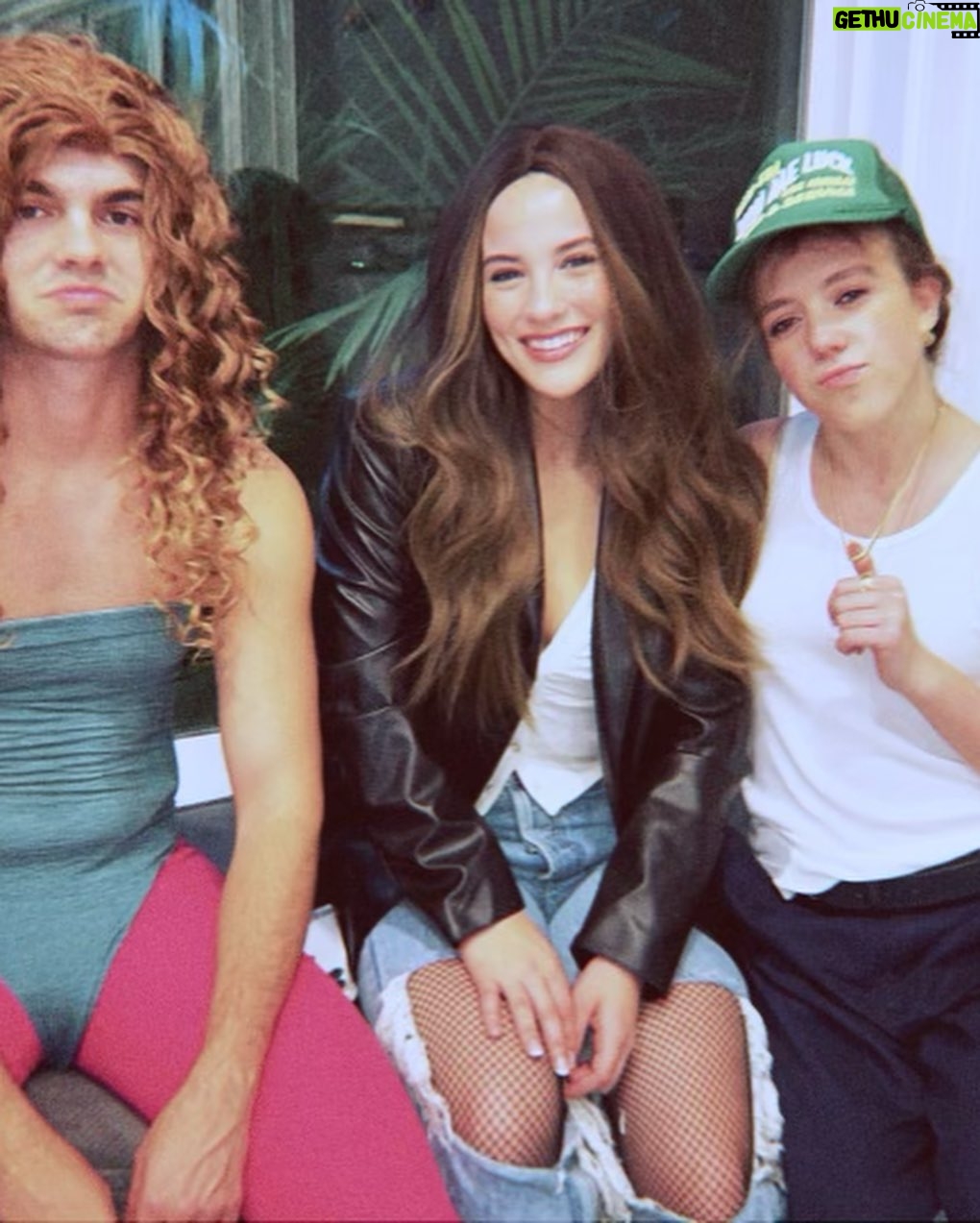 Sofie Dossi Instagram - Happy Birthday to the sweetest little sister @symonneharrison 💗🎉