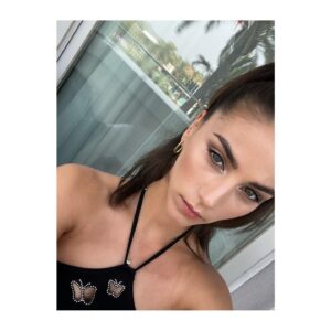 Claudia Salas Instagram - Parte 2. 
Al punto “B”.
El sitio, por mucho que sea sitio, sin la compañía; mal.
🩵