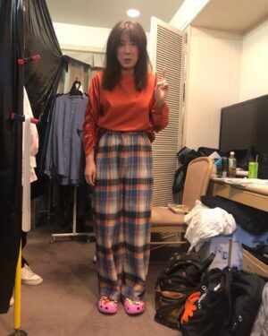 Riisa Naka Instagram - ついに明日‼️
6月22日「離婚しようよ」
公開です🔥💔🥹✨🫶🏻

やっとやっとみんなに見てもらえるから嬉しいよ🥰

相変わらず、今回もオフショットゼロ女優だったから
スタッフさん達にいただいた「繋がり写真」を載せておきます😂🤳💥

繋がり写真とは
別日にその日に撮ったシーンの続きを撮ることがあるから、髪型やメイク、衣装や持ち物などがちゃんと同じようになっているかをスタッフさん達が確認するためのまじで身内な写真です😂🫰🏻

繋がり写真って確認するためだけだから無の棒立ちでいいのに
私はいつも謎にピースしたり変な表情しちゃってなんかの記念写真みたいになるのいつまでたってもやめられない😇😂🤣😅🫰🏻

#離婚しようよ
#letsgetdivorced 
#netflix 
#netflixjapan 

@netflixjp