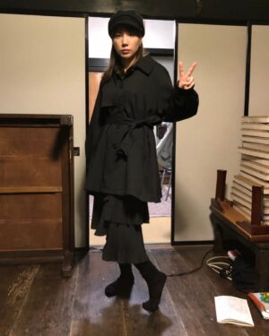 Riisa Naka Instagram - ついに明日‼️
6月22日「離婚しようよ」
公開です🔥💔🥹✨🫶🏻

やっとやっとみんなに見てもらえるから嬉しいよ🥰

相変わらず、今回もオフショットゼロ女優だったから
スタッフさん達にいただいた「繋がり写真」を載せておきます😂🤳💥

繋がり写真とは
別日にその日に撮ったシーンの続きを撮ることがあるから、髪型やメイク、衣装や持ち物などがちゃんと同じようになっているかをスタッフさん達が確認するためのまじで身内な写真です😂🫰🏻

繋がり写真って確認するためだけだから無の棒立ちでいいのに
私はいつも謎にピースしたり変な表情しちゃってなんかの記念写真みたいになるのいつまでたってもやめられない😇😂🤣😅🫰🏻

#離婚しようよ
#letsgetdivorced 
#netflix 
#netflixjapan 

@netflixjp
