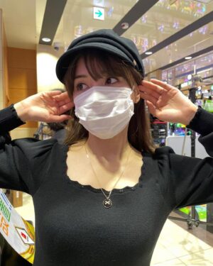 Riisa Naka Instagram - ついに明日‼️
6月22日「離婚しようよ」
公開です🔥💔🥹✨🫶🏻

やっとやっとみんなに見てもらえるから嬉しいよ🥰

相変わらず、今回もオフショットゼロ女優だったから
スタッフさん達にいただいた「繋がり写真」を載せておきます😂🤳💥

繋がり写真とは
別日にその日に撮ったシーンの続きを撮ることがあるから、髪型やメイク、衣装や持ち物などがちゃんと同じようになっているかをスタッフさん達が確認するためのまじで身内な写真です😂🫰🏻

繋がり写真って確認するためだけだから無の棒立ちでいいのに
私はいつも謎にピースしたり変な表情しちゃってなんかの記念写真みたいになるのいつまでたってもやめられない😇😂🤣😅🫰🏻

#離婚しようよ
#letsgetdivorced 
#netflix 
#netflixjapan 

@netflixjp