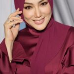 Erra Fazira Instagram – Kap Kun Ka.. 🙏🏻 Lama tunggu “Thai look” dr @sharhimkhan .. Punyalah dia bz.. 😁 .

Tahniah adikku.. Tak sia2 tambah ilmu! Antek angat👍🏻
Keep it up 🥰 …
Thank you tau.. sanggup turun jam 6pagi makeup akak 😘.
.
Jom bwk akak beli camera 😁