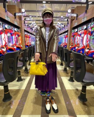 Riisa Naka Instagram - ついに明日‼️
6月22日「離婚しようよ」
公開です🔥💔🥹✨🫶🏻

やっとやっとみんなに見てもらえるから嬉しいよ🥰

相変わらず、今回もオフショットゼロ女優だったから
スタッフさん達にいただいた「繋がり写真」を載せておきます😂🤳💥

繋がり写真とは
別日にその日に撮ったシーンの続きを撮ることがあるから、髪型やメイク、衣装や持ち物などがちゃんと同じようになっているかをスタッフさん達が確認するためのまじで身内な写真です😂🫰🏻

繋がり写真って確認するためだけだから無の棒立ちでいいのに
私はいつも謎にピースしたり変な表情しちゃってなんかの記念写真みたいになるのいつまでたってもやめられない😇😂🤣😅🫰🏻

#離婚しようよ
#letsgetdivorced 
#netflix 
#netflixjapan 

@netflixjp