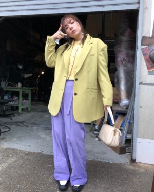 Riisa Naka Instagram - ついに明日‼️
6月22日「離婚しようよ」
公開です🔥💔🥹✨🫶🏻

やっとやっとみんなに見てもらえるから嬉しいよ🥰

相変わらず、今回もオフショットゼロ女優だったから
スタッフさん達にいただいた「繋がり写真」を載せておきます😂🤳💥

繋がり写真とは
別日にその日に撮ったシーンの続きを撮ることがあるから、髪型やメイク、衣装や持ち物などがちゃんと同じようになっているかをスタッフさん達が確認するためのまじで身内な写真です😂🫰🏻

繋がり写真って確認するためだけだから無の棒立ちでいいのに
私はいつも謎にピースしたり変な表情しちゃってなんかの記念写真みたいになるのいつまでたってもやめられない😇😂🤣😅🫰🏻

#離婚しようよ
#letsgetdivorced 
#netflix 
#netflixjapan 

@netflixjp