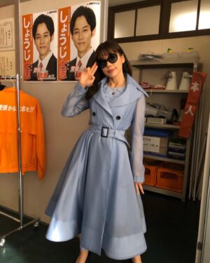 Riisa Naka Instagram - ついに明日‼️
6月22日「離婚しようよ」
公開です🔥💔🥹✨🫶🏻

やっとやっとみんなに見てもらえるから嬉しいよ🥰

相変わらず、今回もオフショットゼロ女優だったから
スタッフさん達にいただいた「繋がり写真」を載せておきます😂🤳💥

繋がり写真とは
別日にその日に撮ったシーンの続きを撮ることがあるから、髪型やメイク、衣装や持ち物などがちゃんと同じようになっているかをスタッフさん達が確認するためのまじで身内な写真です😂🫰🏻

繋がり写真って確認するためだけだから無の棒立ちでいいのに
私はいつも謎にピースしたり変な表情しちゃってなんかの記念写真みたいになるのいつまでたってもやめられない😇😂🤣😅🫰🏻

#離婚しようよ
#letsgetdivorced 
#netflix 
#netflixjapan 

@netflixjp