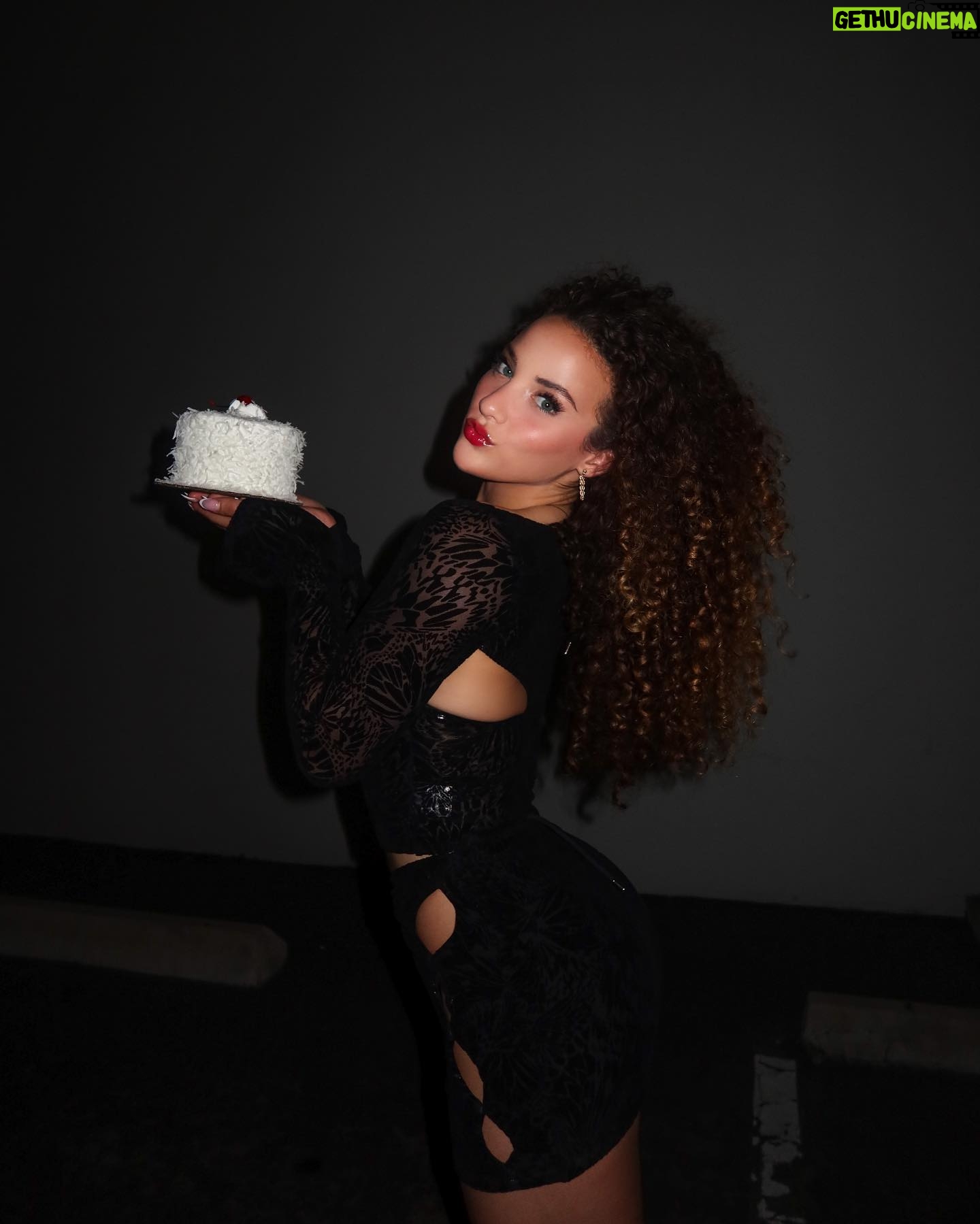 Sofie Dossi - 76.8K Likes - guess who was born today🎂