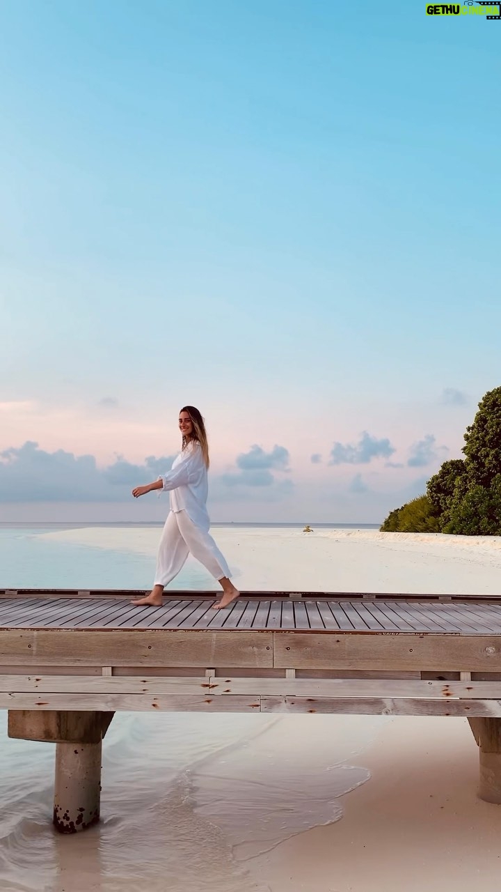 Amina Khalil Instagram - Welcome to the most beautiful, breathtaking place on the planet 🌴🌺🐠✨ 
📍Anantara Kihaveh, Maldives 
@anantarakihavah 
@dashconsultancy 
#Anantarajourneys