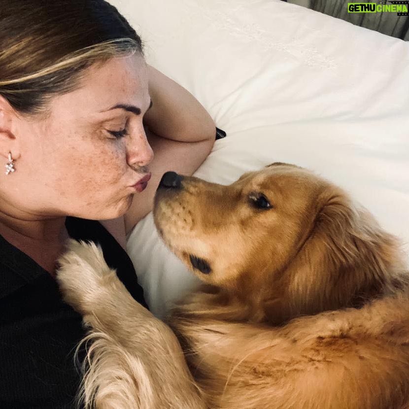 Vanessa Incontrada Instagram - Dammi un bacino, peloso mio 😊😊😘❤️