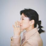 Asami Mizukawa Instagram - SPURで楽しい撮影しました🌼
わたしの私物を出してスタイリングしてもらうという、水川にとってはそんなの初めて！の企画。
スタイリスト丸山さんがカジュアル×モードを絶妙な組み合わせで、だけどもワタシらしさもチロリと香る新たな発見のスタイリングを提案してくれました。
わたしのナウな一軍達をお披露目してますので是非☯️
📕@spurmagazine 
📷@omisakii 
👗@yuukamaruyama 
💄@tamalin727 

#フィルムで撮った現場写真
@mizukawa_asami_mg.film