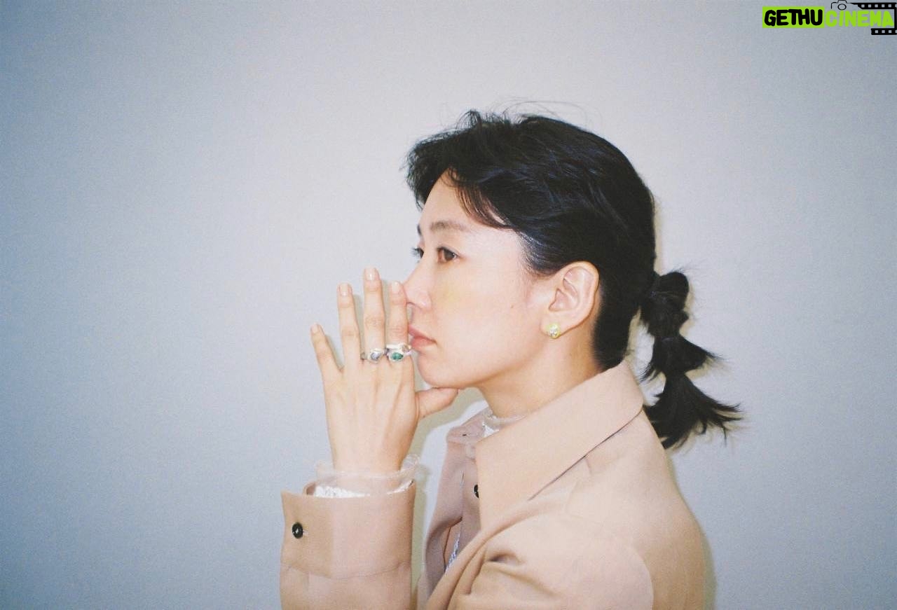 Asami Mizukawa Instagram - SPURで楽しい撮影しました🌼
わたしの私物を出してスタイリングしてもらうという、水川にとってはそんなの初めて!の企画。
スタイリスト丸山さんがカジュアル×モードを絶妙な組み合わせで、だけどもワタシらしさもチロリと香る新たな発見のスタイリングを提案してくれました。
わたしのナウな一軍達をお披露目してますので是非☯️
📕@spurmagazine
📷@omisakii
👗@yuukamaruyama
💄@tamalin727
#フィルムで撮った現場写真
@mizukawa_asami_mg.film