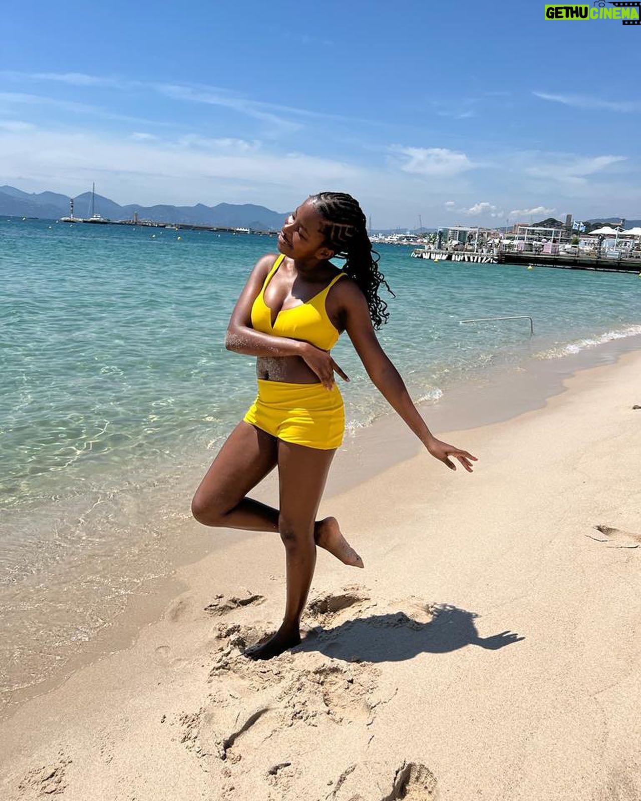 Amanda Gorman Instagram - Cannes, you were a dream 💛🇫🇷
• Makeup by @joannasimkin
• Hair by @itsraela
• Styling by @jasonbolden
• Earrings are @prada
@esteelaudercompanies
@cannes_lions
@amprgroup
