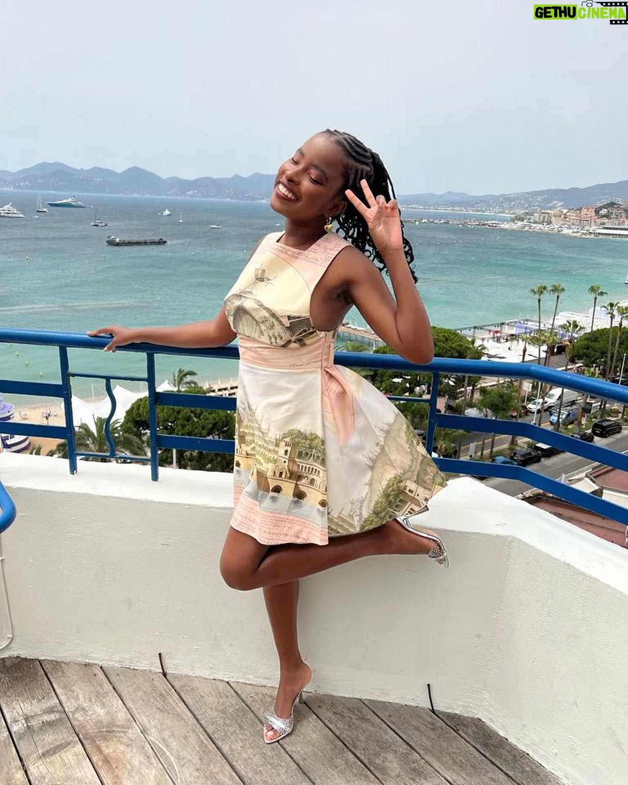 Amanda Gorman Instagram - Cannes, you were a dream 💛🇫🇷
• Makeup by @joannasimkin
• Hair by @itsraela
• Styling by @jasonbolden
• Earrings are @prada
@esteelaudercompanies
@cannes_lions
@amprgroup