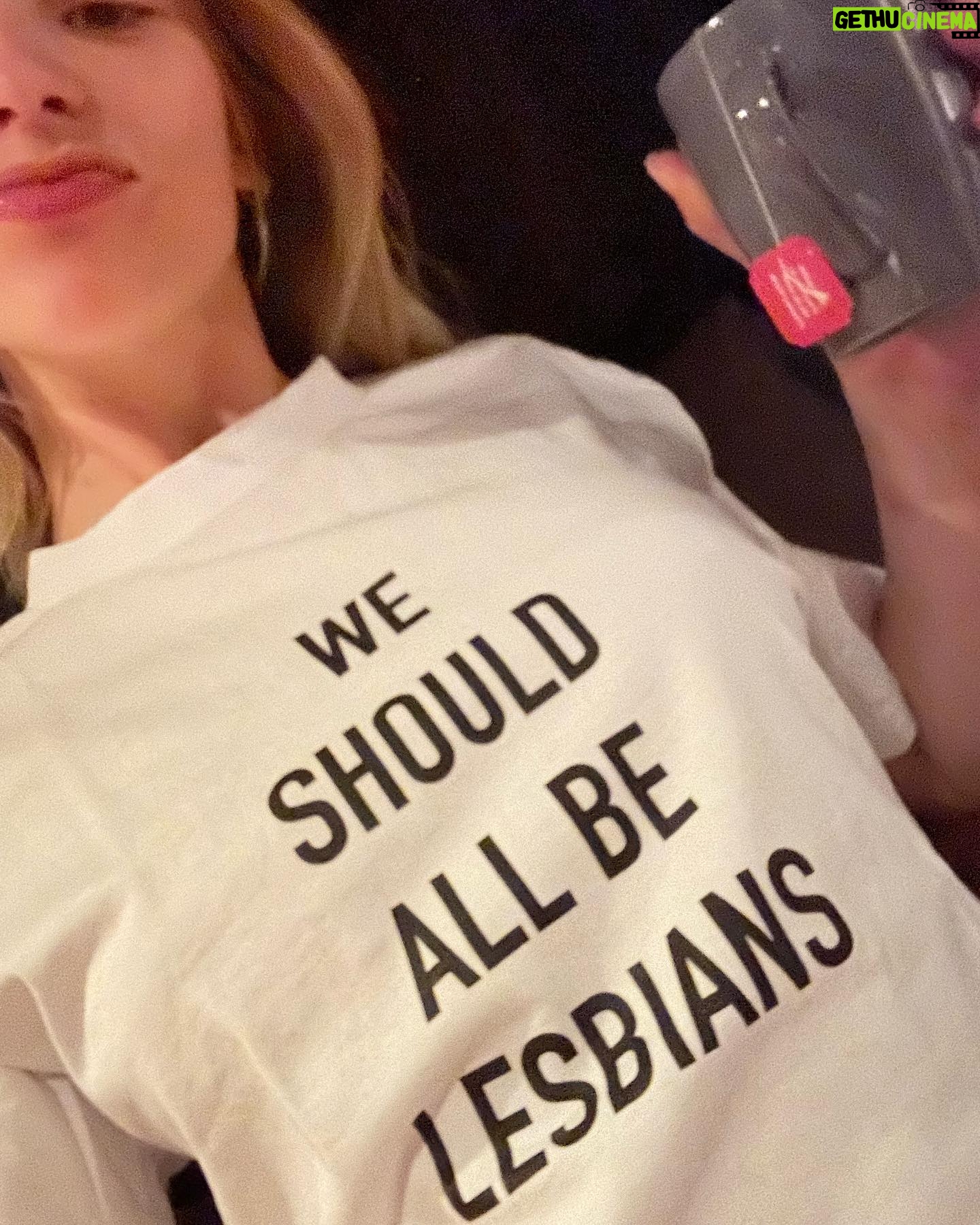 Angèle Instagram - POUR TOUS LES ROIS ET TOUTES LES REINES 💘